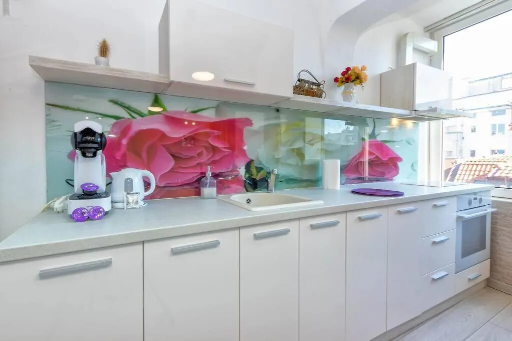 Sunny 2-Bedroom Maisonette Varna & Parking
