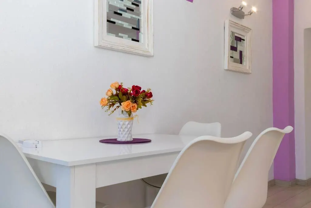 Sunny 2-Bedroom Maisonette Varna & Parking