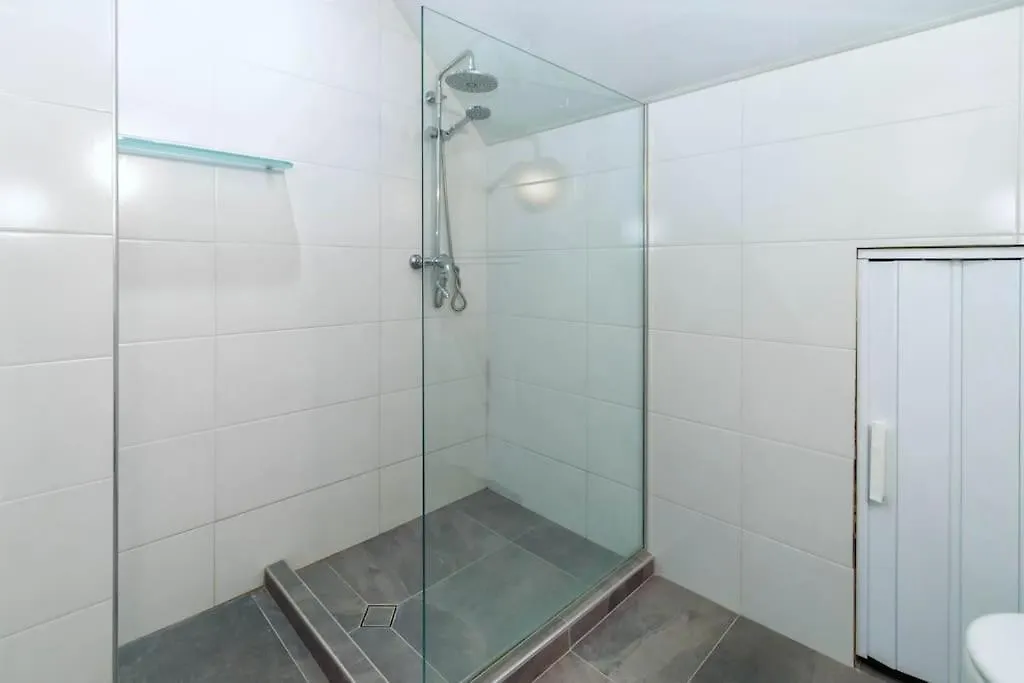 Sunny 2-Bedroom Maisonette Varna & Parking Apartment