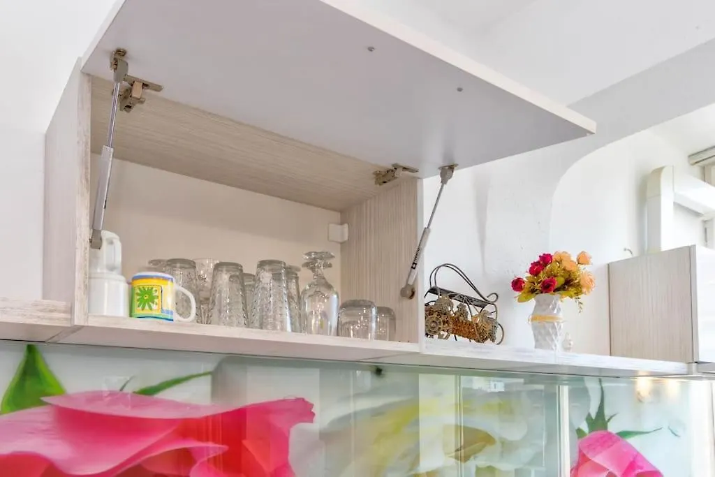 Sunny 2-Bedroom Maisonette Varna & Parking 0*,
